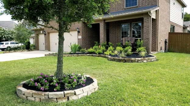 Front of the home landscaping - Gitta Sells